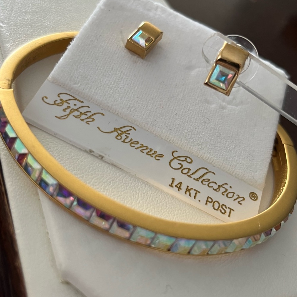 Matching Gold Bangle with Earrings - Picture 3 of 6